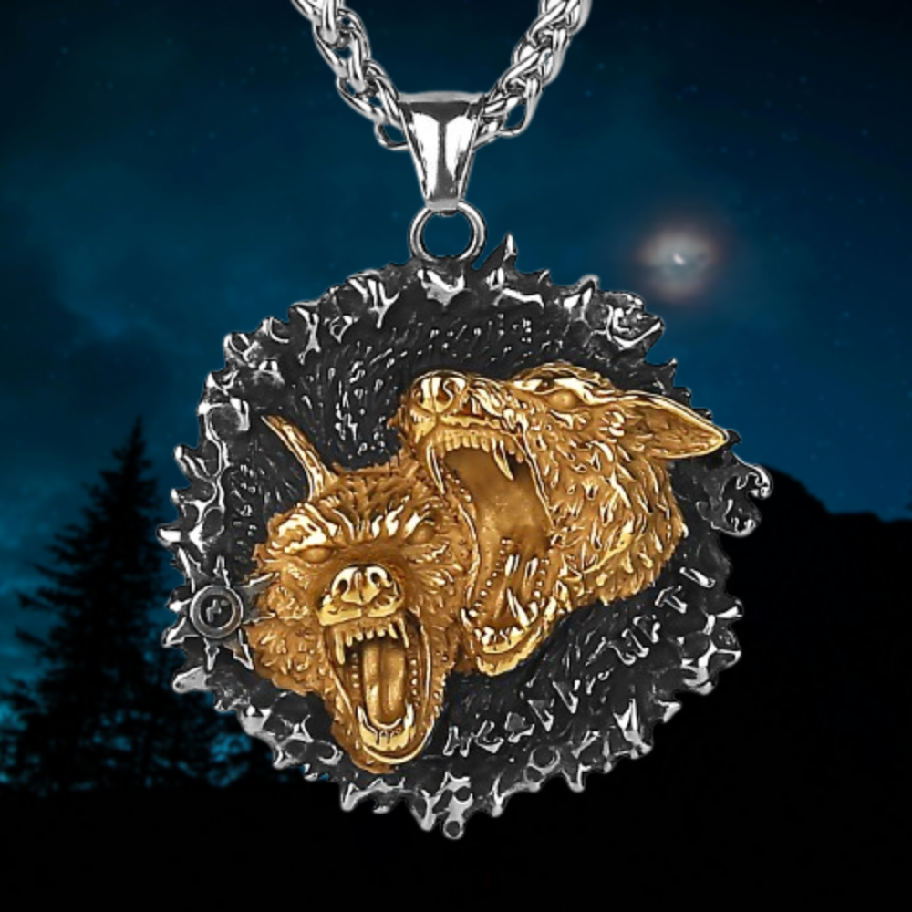 Pendentif Loups Sauvages en Acier, détaillant deux loups en posture féroce. Finition argentée brute pour un style bestial et authentique.