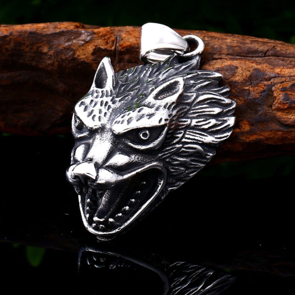 Pendentif Loup en acier inoxydable inspiré des symboles vikings, représentant la force et l’instinct du prédateur suprême