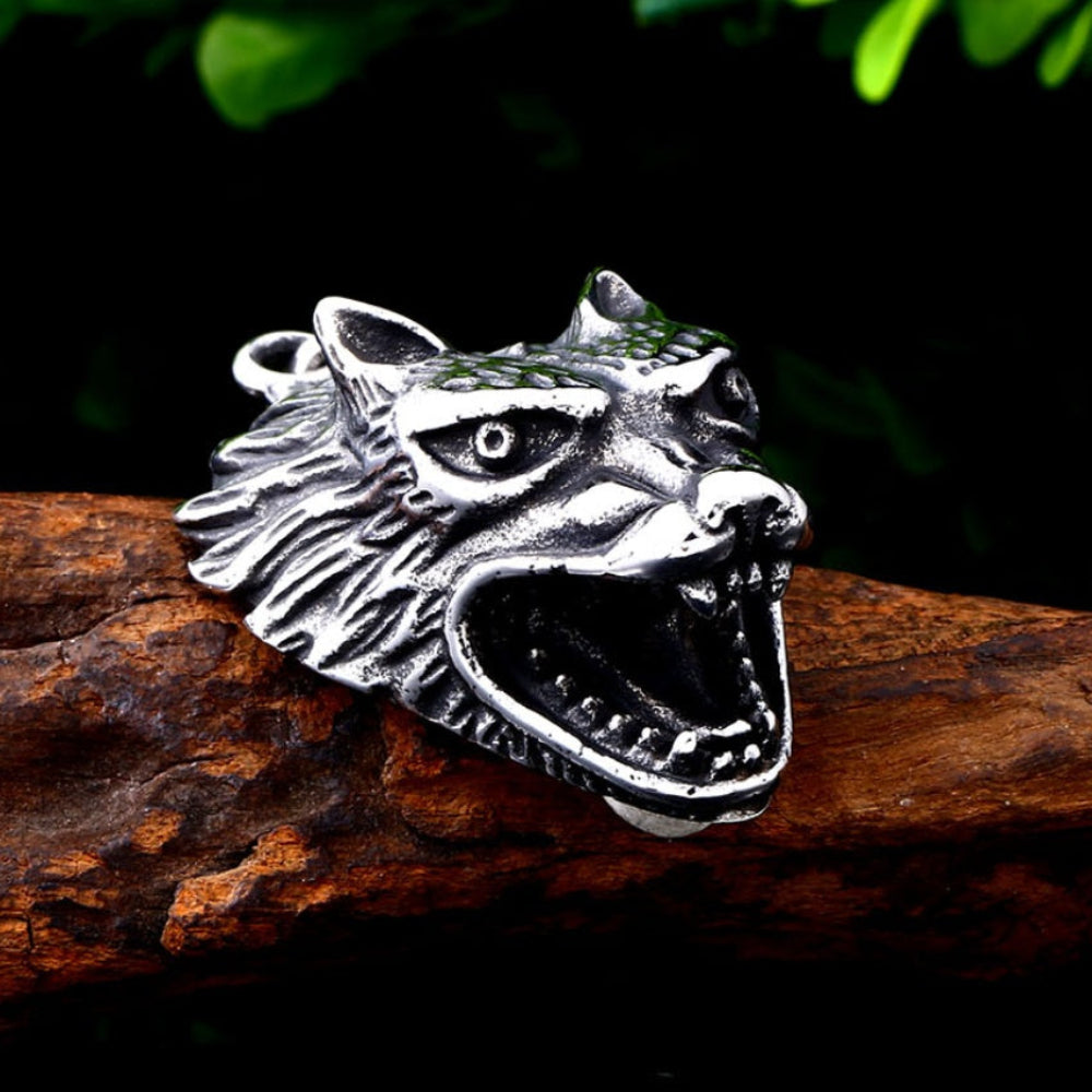 Pendentif Loup au design inspiré des totems nordiques, capturant l’énergie du prédateur et l’héritage des guerriers.