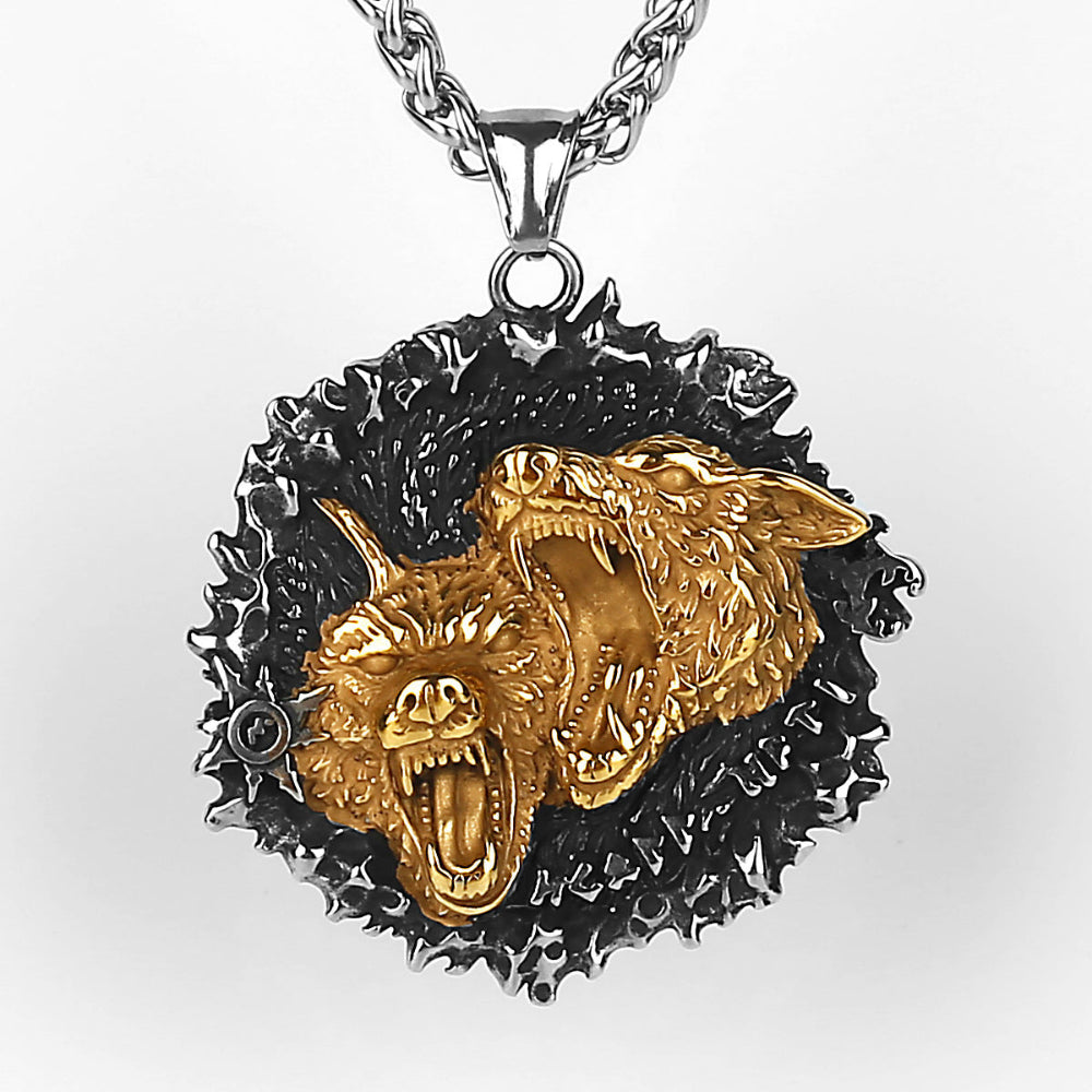 Collier Têtes de Loup Sauvages en acier inoxydable bicolore, avec loups dorés aux crocs apparents. Un bijou imposant symbolisant la force et la domination