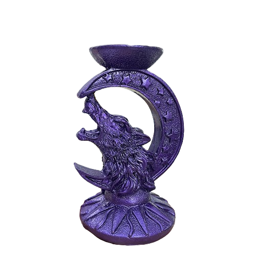 Statue violette avec un loup sous une lune en croissant, parfaite pour une décoration originale et empreinte de magie.

