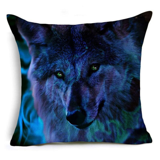 Housse de coussin avec un motif de loup solitaire aux nuances bleutées, sur fond élégant. Format carré 45x45 cm, idéale pour ajouter une touche sauvage et apaisante à la décoration intérieure.