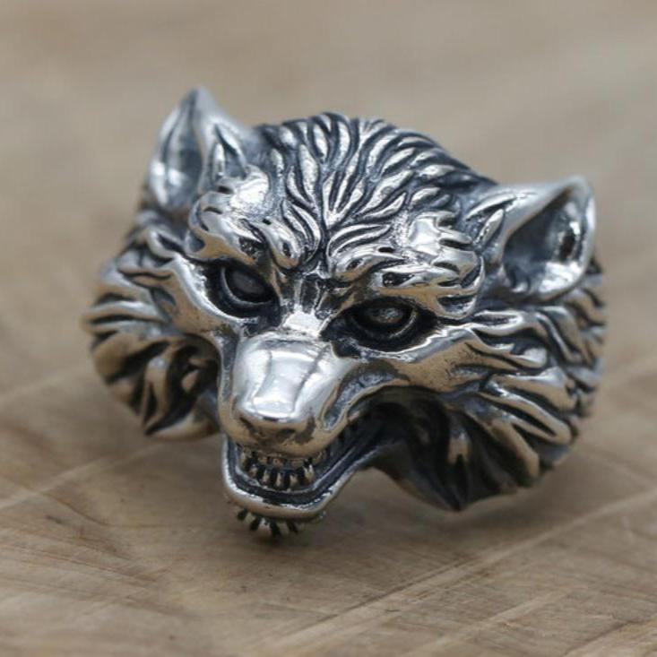 Bijou loup argenté, un rugissement de style"
"Bague loup en argent sterling, design animalier"
"Accessoire masculin ajustable, confort optimal"
"La légende du loup, un bijou pour homme"