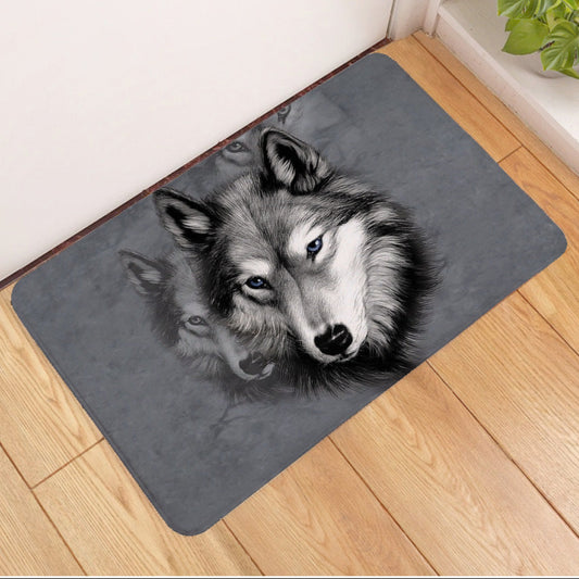 Tapis rectangulaire Tête de Loup Gris placé au pied d'une porte, offrant une touche décorative et protectrice avec son motif sauvage et sa matière douce en polyester.


