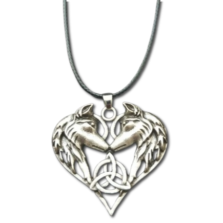 "Pendentif loup celtique en argent, mettant en valeur un design en forme de cœur avec deux loups face à face et un motif celtique central, suspendu à une élégante chaîne en os de serpent."






