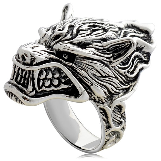 "Image de la bague Loup Fenrir en argent sterling 925, représentant un loup inspiré de la mythologie nordique. Bijou élégant et robuste, conçu pour un style audacieux et intemporel, disponible en argent massif pour une brillance durable."

