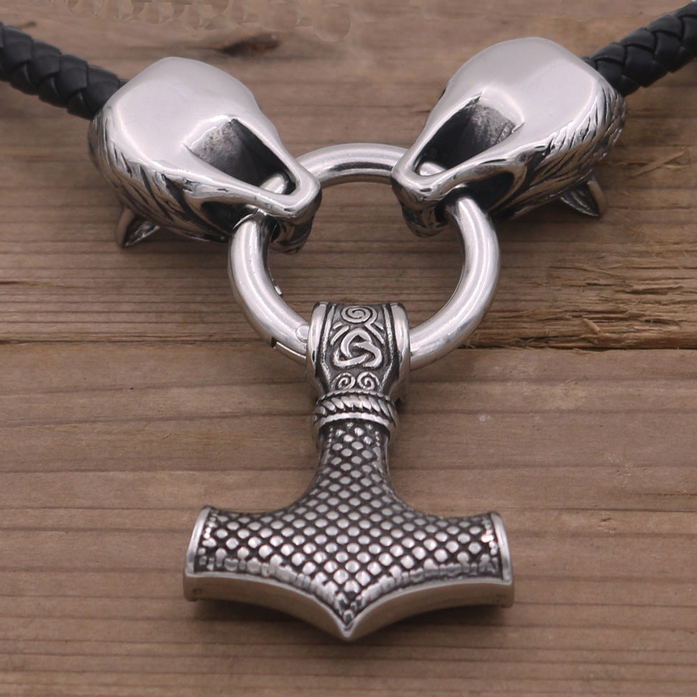 Vue arrière du collier Viking, mettant en avant la finition en cuir tressé et la robustesse de sa conception élégante et durable.







