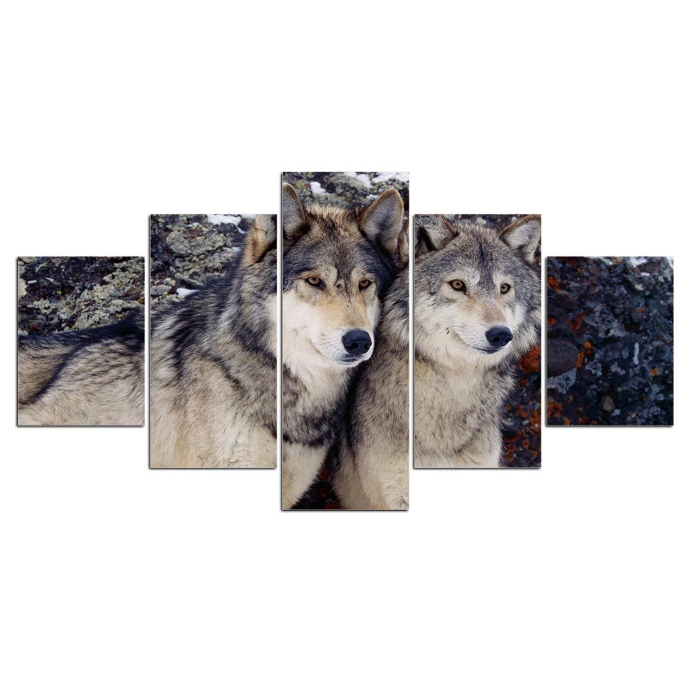 Tableau représentant un couple de loups dans un décor naturel, symbolisant l'amour et la complicité, avec cadre en bois massif ou sans cadre, pour une décoration murale élégante et sauvage.