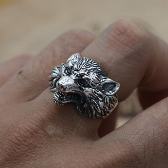 Bijou loup argenté, un rugissement de style"
"Bague loup en argent sterling, design animalier"
"Accessoire masculin ajustable, confort optimal"
"La légende du loup, un bijou pour homme"