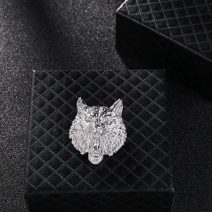 Broche Totem Tête de Loup en finition argent raffinée, alliant un style vintage et une allure symbolique, idéale pour un look sophistiqué et intemporel.