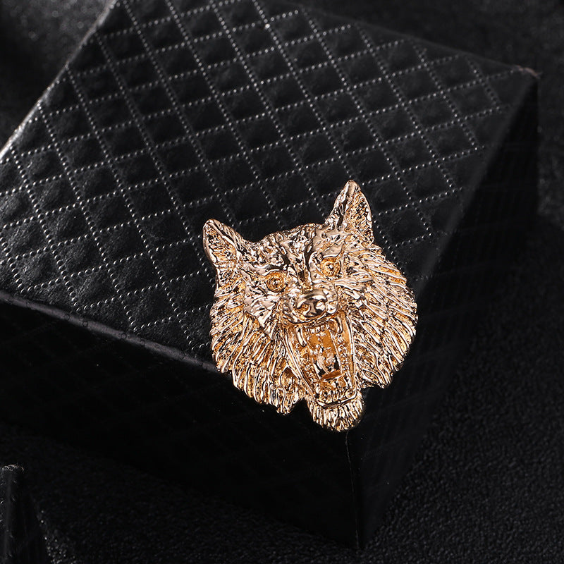 Broche Totem Tête de Loup en finition or brillant, capturez la majesté du loup avec un design détaillé et élégant, parfait pour rehausser un costume ou une tenue formelle