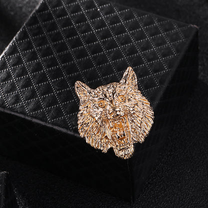 Broche Totem Tête de Loup en finition or brillant, capturez la majesté du loup avec un design détaillé et élégant, parfait pour rehausser un costume ou une tenue formelle