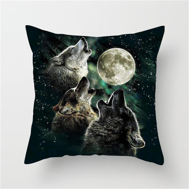 Photo d'une housse de coussin fascinante, mettant en scène des loups hurlant à la pleine lune. La lune, lumineuse et ronde, éclaire les loups, créant une ambiance nocturne et sauvage. La housse, de taille standard 45x45 cm, est fabriquée en tissu peau de pêche, offrant une sensation douce et une texture luxueuse. Un accessoire idéal pour les amateurs de nature et de design original, apportant une touche de mystère à leur intérieur.

