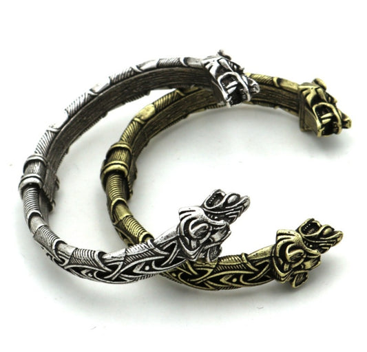 Deux bracelets Viking tête de loup ajustables, disponibles en finition argent antique et bronze vieilli, symboles de protection nordique.