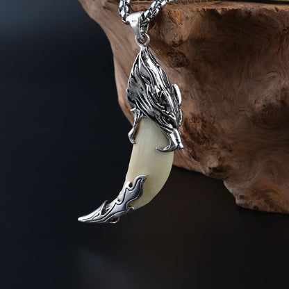 Collier dent de loup mordant avec une tête de loup finement sculptée en acier titane, un bijou robuste au style intemporel.






