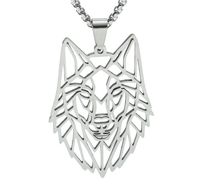 Gros plan sur le pendentif Collier Loup Origami couleur argent, révélant les détails précis des lignes géométriques et la finition en acier inoxydable.






