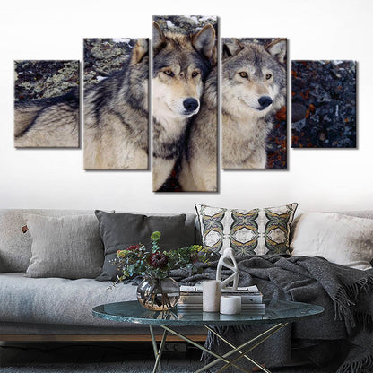 Tableau représentant un couple de loups dans un décor naturel, symbolisant l'amour et la complicité, avec cadre en bois massif ou sans cadre, pour une décoration murale élégante et sauvage.