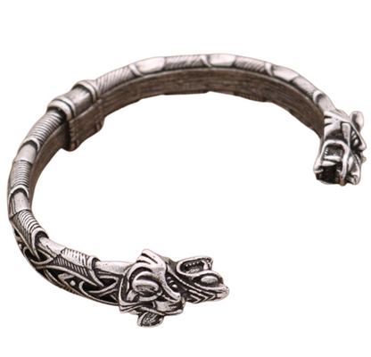 Bracelet Viking tête de loup ajustable en finition argent antique, bijou nordique inspiré de la mythologie viking.

