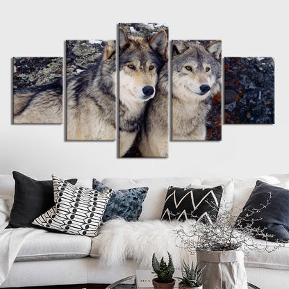 Tableau représentant un couple de loups dans un décor naturel, symbolisant l'amour et la complicité, avec cadre en bois massif ou sans cadre, pour une décoration murale élégante et sauvage.