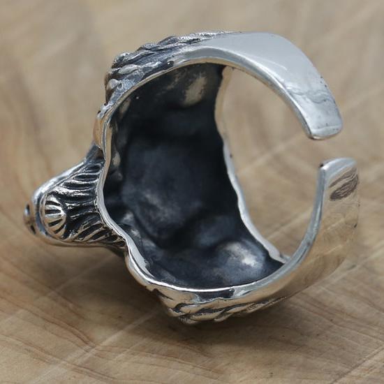 Bijou loup argenté, un rugissement de style"
"Bague loup en argent sterling, design animalier"
"Accessoire masculin ajustable, confort optimal"
"La légende du loup, un bijou pour homme"