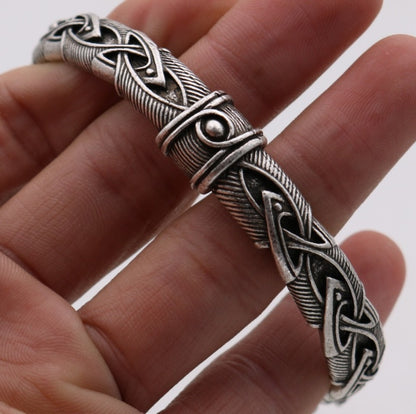 Bracelet Viking tête de loup ajustable vu de côté, mettant en valeur son design épuré et ses détails sculptés inspirés des bijoux nordiques.