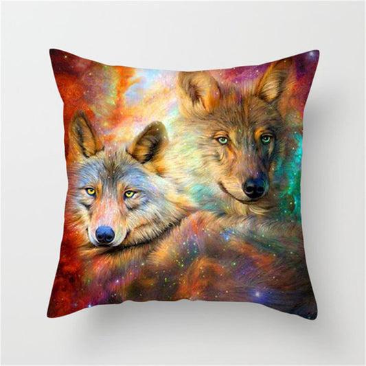 Housse de coussin avec deux têtes de loups entourées de couleurs féériques et vibrantes. Impression de haute qualité sur tissu en peau de pêche, format 45x45 cm. Design animal unique et captivant.