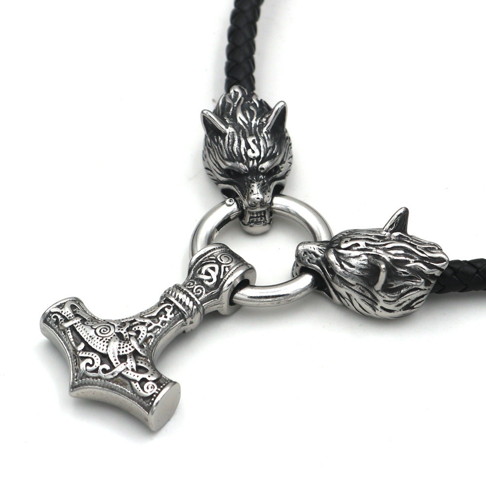 Vue de face du Collier Viking Tête de Loup avec pendentif Marteau de Thor en titane inoxydable, orné de têtes de loup détaillé et chaîne en cuir tressé.

