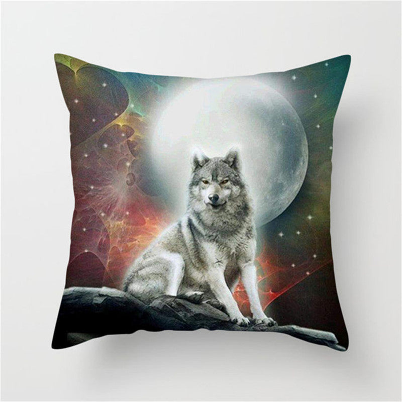 housse de coussin loup carré de 45x45 cm représentant un loup hurlant à la lune. Le loup, aux yeux brillants et à la fourrure détaillée, semble s'élever vers le ciel nocturne. La lune, pleine et lumineuse, crée une ambiance mystique et captivante. Le coussin, avec sa housse en tissu peau de pêche, offre une texture douce et une sensation de confort. Un accessoire de décoration idéal pour les amateurs de nature sauvage et de design original.