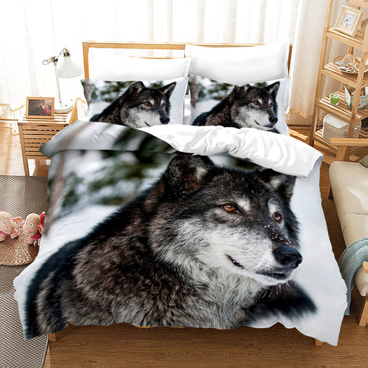 loup solitaire
neige hivernale
housse couette
portrait de loup
loup dans la neige
ambiance hiver solitaire
photographie loup proche
nature hivernale
impression numérique loup
literie confort polyester