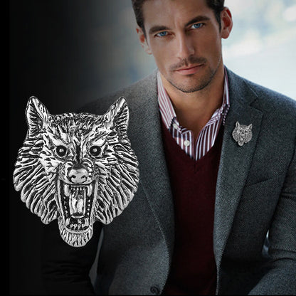 Broche Totem Tête de Loup en finition élégante, portée sur un costume, ajoutant une touche de caractère et de sophistication à votre style vestimentaire."