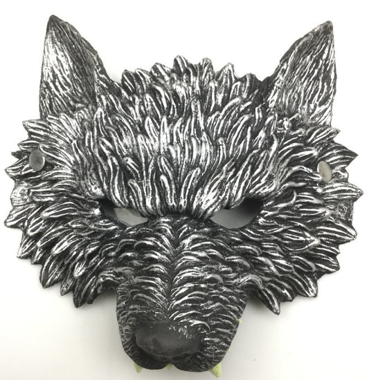 Demi-masque de loup argenté avec détails réalistes : oreilles pointues, crocs blancs et truffe noire.
