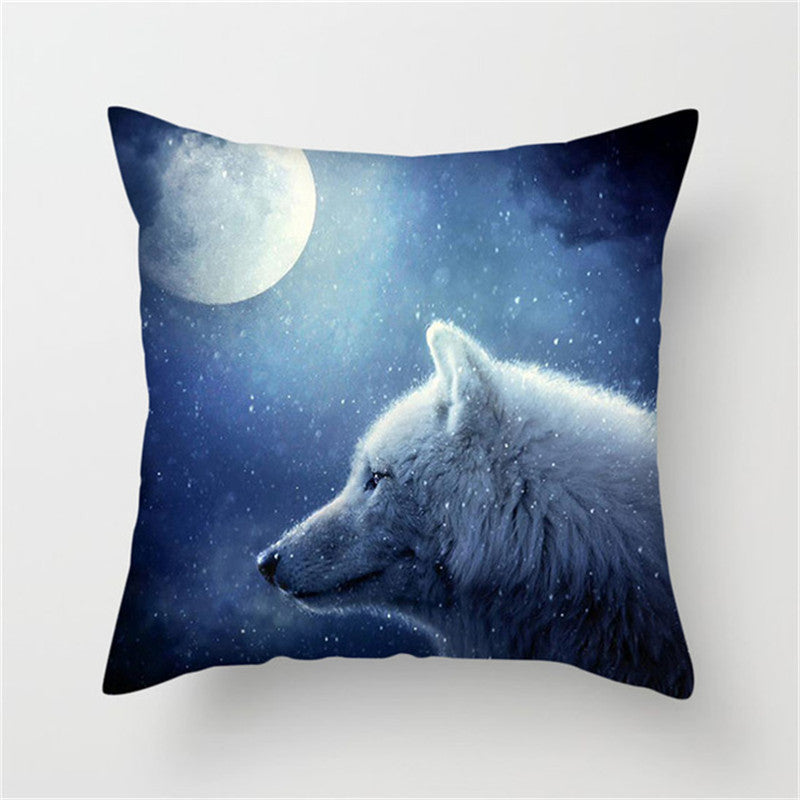 Image d'une housse de coussin élégante représentant un loup blanc sous la pleine lune. La lune, ronde et lumineuse, éclaire le loup, créant une scène nocturne captivante. La housse, de taille standard 45x45 cm, est en tissu peau de pêche, offrant une texture douce et une sensation de luxe. Un accessoire de décoration idéal pour les amateurs de nature et d'ambiances mystiques.