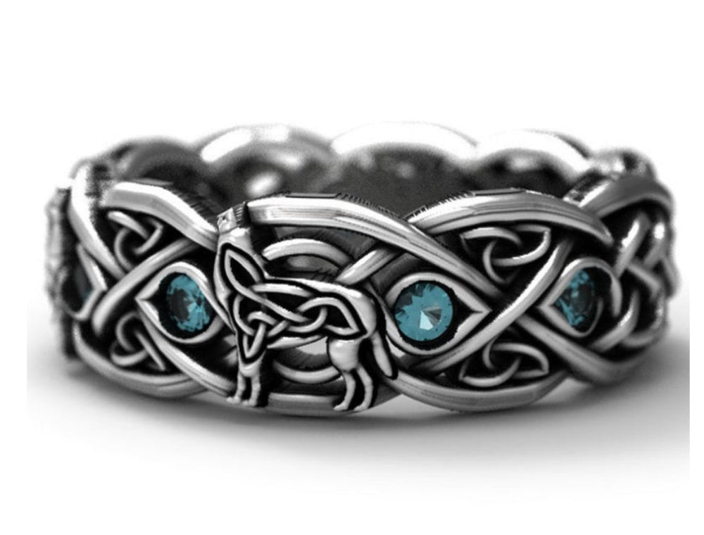 Bijou robuste en métal galvanisé, symbolisant force et liberté, orne de pierres bleues