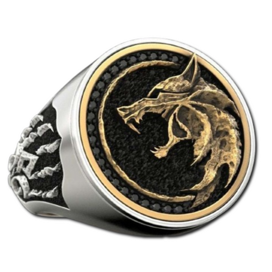 Bague Guerrier Loup en alliage bicolore or et argent avec un loup doré imposant.
