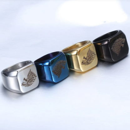 Bague Loup Acier disponible en argent, noir, bleu et or, avec gravure laser détaillée du loup emblématique.

