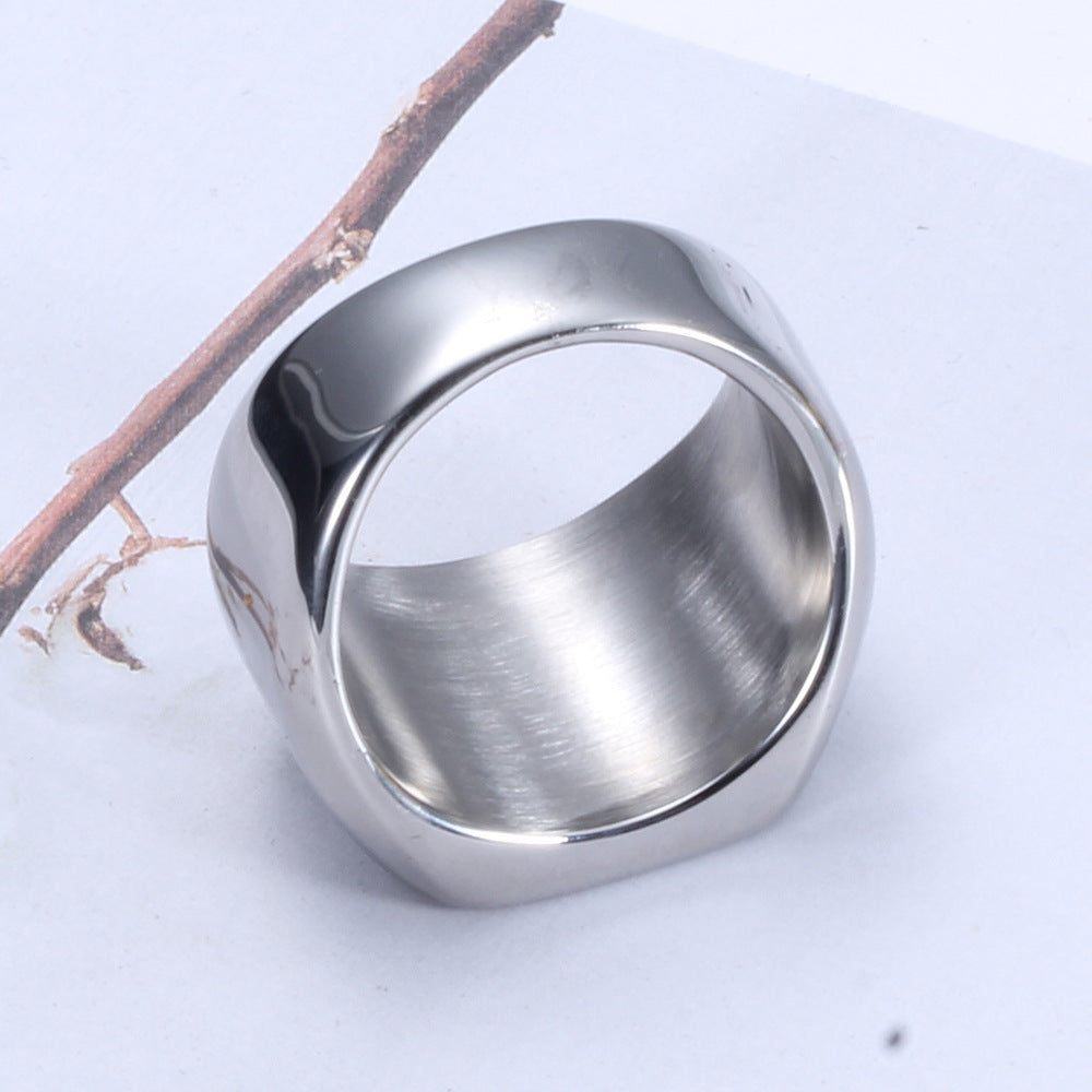 Vue intérieure de la Bague Loup Acier en version argent, mettant en avant la finition lisse et le confort du design.

