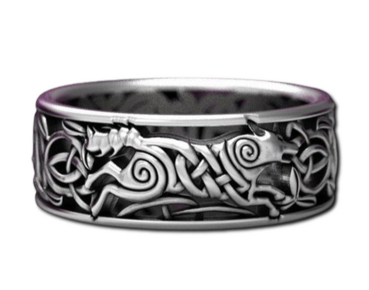 "Bague Loup Celtique en alliage argenté, ornée de motifs géométriques et loups stylisés, symbole de liberté et de puissance."

