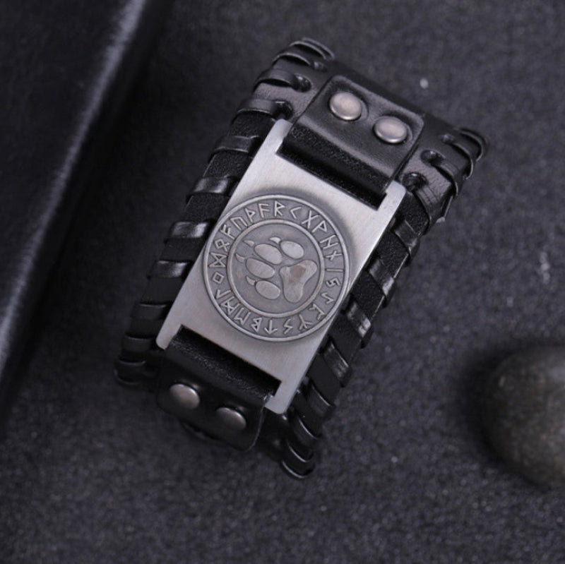 Accessoire robuste en cuir et acier avec motif empreinte de loup, idéal pour affirmer un style sauvage et authentique.