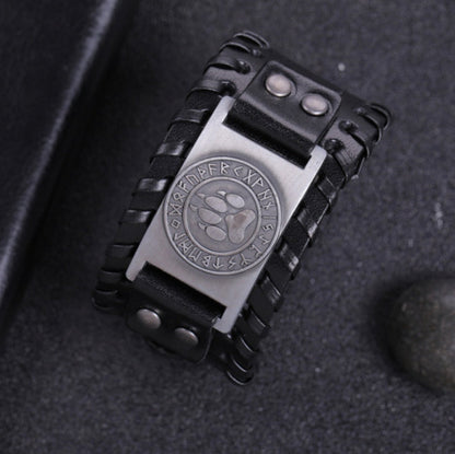 Accessoire robuste en cuir et acier avec motif empreinte de loup, idéal pour affirmer un style sauvage et authentique.