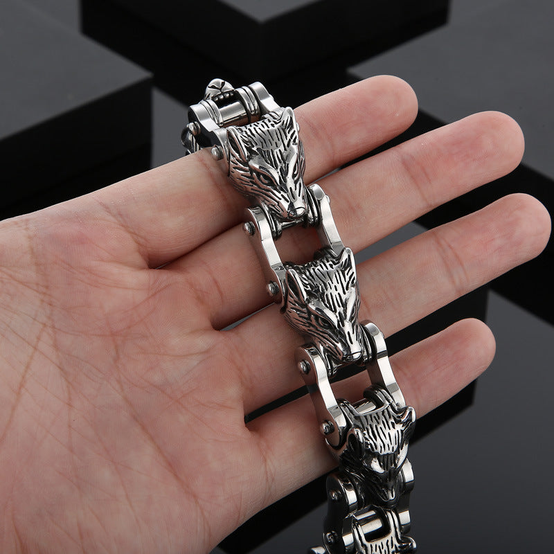 "Bracelet Loup Biker porté au poignet, mettant en valeur sa taille imposante et son design en acier. Accessoire masculin idéal pour affirmer son style."
