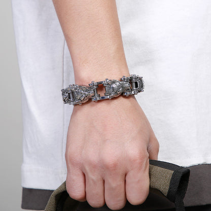"Bracelet Loup Biker porté au poignet, mettant en valeur sa taille imposante et son design en acier. Accessoire masculin idéal pour affirmer son style."
