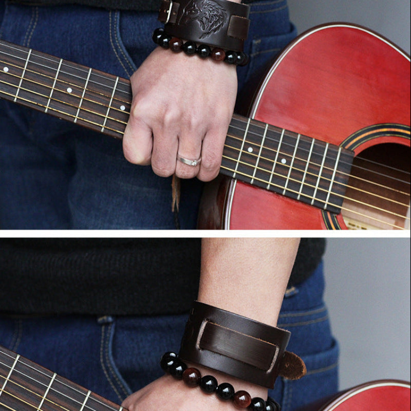 Bracelet Loup Cuir Large porté au poignet, mettant en avant son design imposant.
