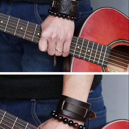 Bracelet Loup Cuir Large porté au poignet, mettant en avant son design imposant.
