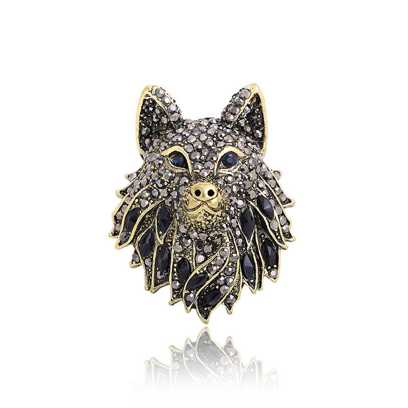 Gros plan sur la Broche Tête de Loup Pour Femme en noir, révélant un design audacieux et des strass brillants pour un style intemporel.

