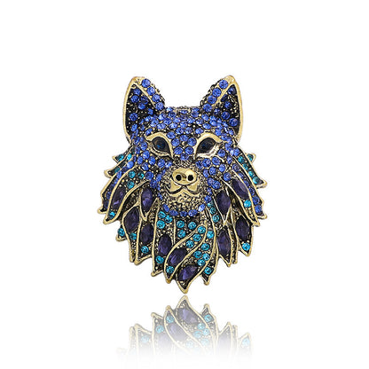 Gros plan sur la Broche Tête de Loup Pour Femme en bleu, mettant en valeur ses détails éclatants et ses strass scintillants.

