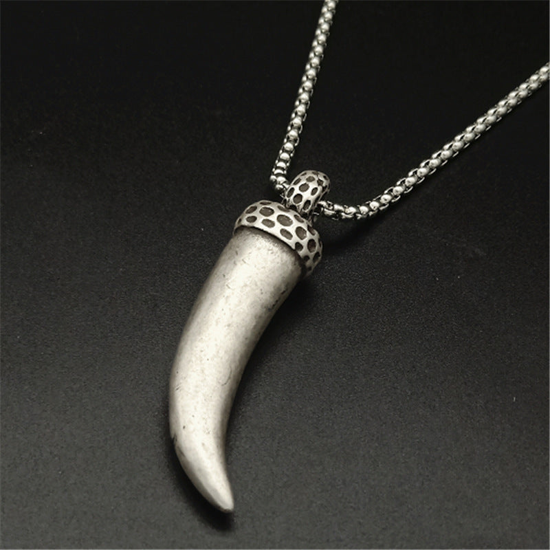 Collier Canine de Loup en acier inoxydable, parfait pour afficher un style inspiré des légendes nordiques.
