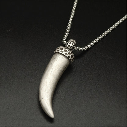 Collier Canine de Loup en acier inoxydable, parfait pour afficher un style inspiré des légendes nordiques.
