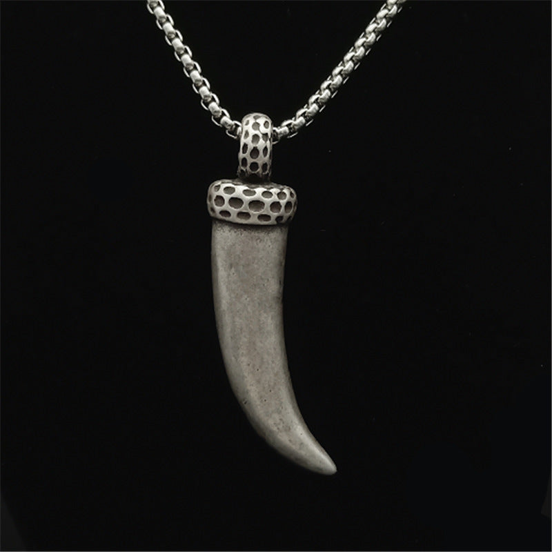 Collier Croc de Loup avec un design raffiné, symbole de bravoure et d’indépendance, idéal pour les passionnés de bijoux loup.
