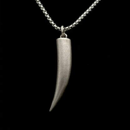 Collier Croc de Loup Acier avec une finition détaillée et une chaîne perlée. Un pendentif raffiné et résistant, parfait pour un style unique.
