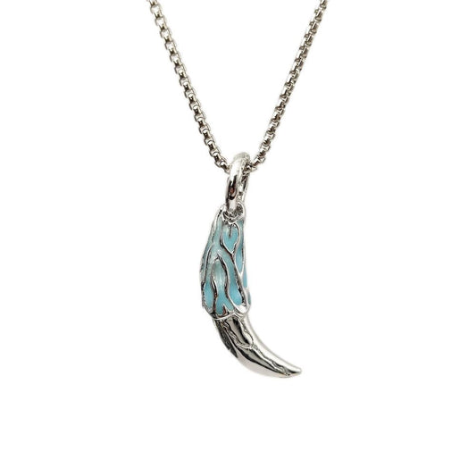 Collier croc de loup lumineux en métal, affichant un design sauvage et élégant, inspiré de l'esprit du loup.